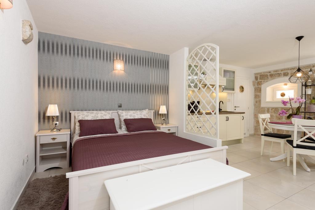 Studio Tironi 2 -Sonja Apartment โตรกีร์ ภายนอก รูปภาพ
