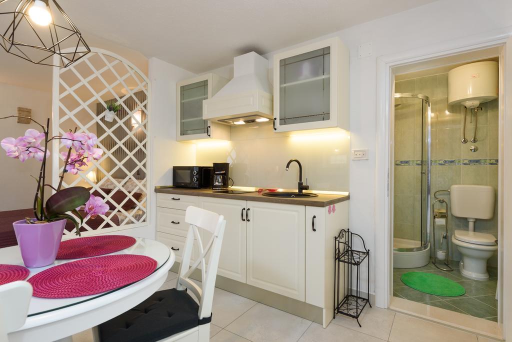 Studio Tironi 2 -Sonja Apartment โตรกีร์ ภายนอก รูปภาพ